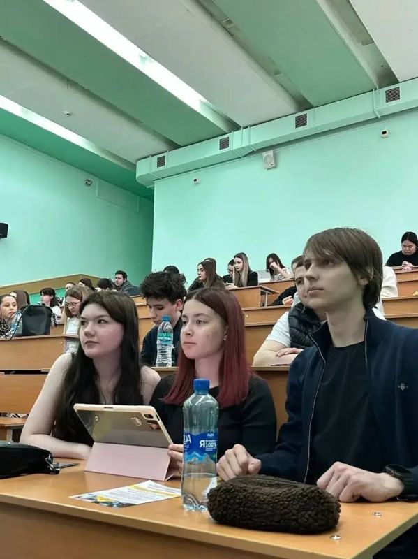 Единый день профилактики: в Красноярске участковый провел ряд встреч со студентами по предупреждению дистанционного мошенничества Единый день профилактики: в Красноярске участковый провел ряд встреч со студентами по предупреждению дистанционного мошенничества