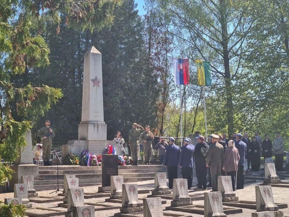На военном кладбище в городе Жилина (Словакия) состоялось торжественное возложение венков, посвящённое 81-й годовщине освобождения города от немецко-фашистских захватчиков