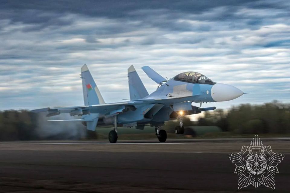 На аэродроме 61-й истребительной авиабазы проходят плановые полеты на новых многоцелевых истребителях Су-30СМ2 ВВС и войск ПВО РБ На аэродроме 61-й истребительной авиабазы проходят плановые полеты на новых многоцелевых истребителях Су-30СМ2 ВВС и войск ПВО РБ