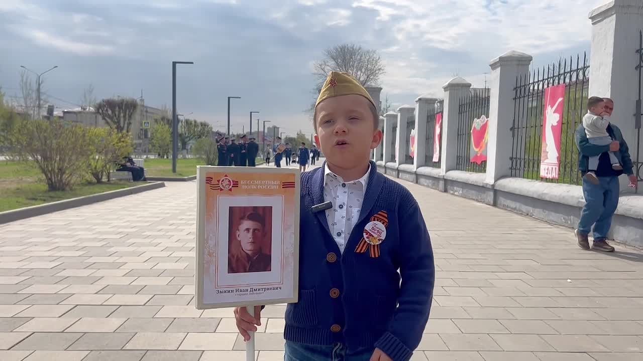В честь празднования 81-й годовщины Победы в Великой Отечественной войне стихотворение «Дедушкин портрет» В. Турова читает сын старшего помощника руководителя Главного следственного управления Л.А. Нейланд - Андрей Нейланд