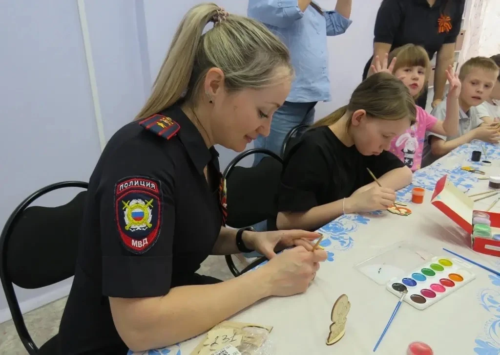 Встречаем Великую Победу: канские полицейские открыли для детей из Центра семьи сувенирную мастерскую к 9 Мая! Встречаем Великую Победу: канские полицейские открыли для детей из Центра семьи сувенирную мастерскую к 9 Мая!