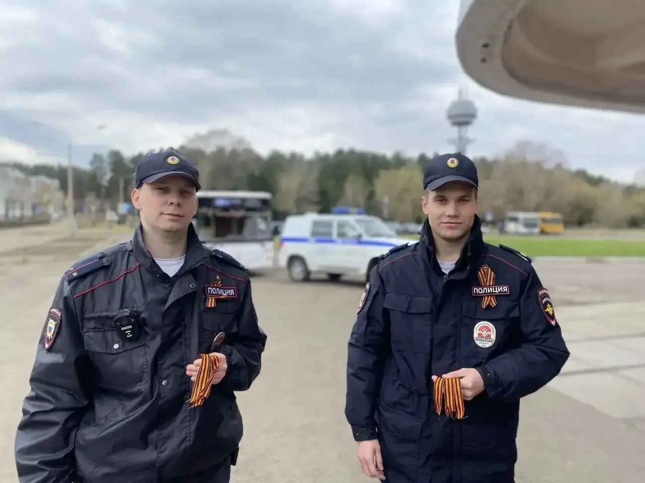 В честь 81-й годовщины Великой Победы полицейские, общественники и дружинники объединились для Всероссийской акции «Георгиевская ленточка»! В честь 81-й годовщины Великой Победы полицейские, общественники и дружинники объединились для Всероссийской акции «Георгиевская ленточка»!