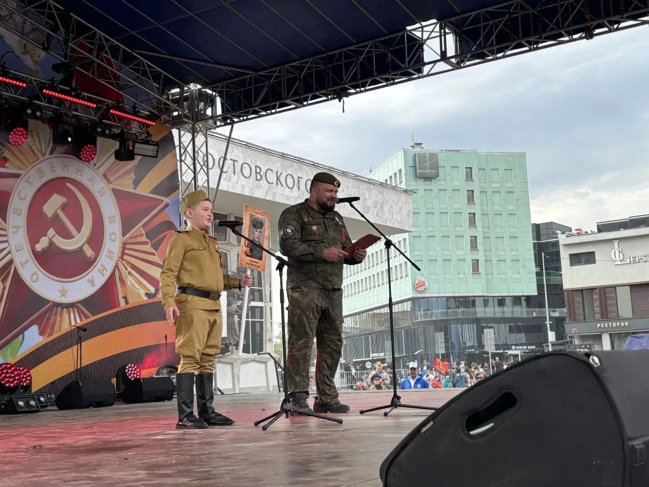 В День Победы на Театральной площади прошёл праздничный концерт «Голос Победы» В День Победы на Театральной площади прошёл праздничный концерт «Голос Победы»
