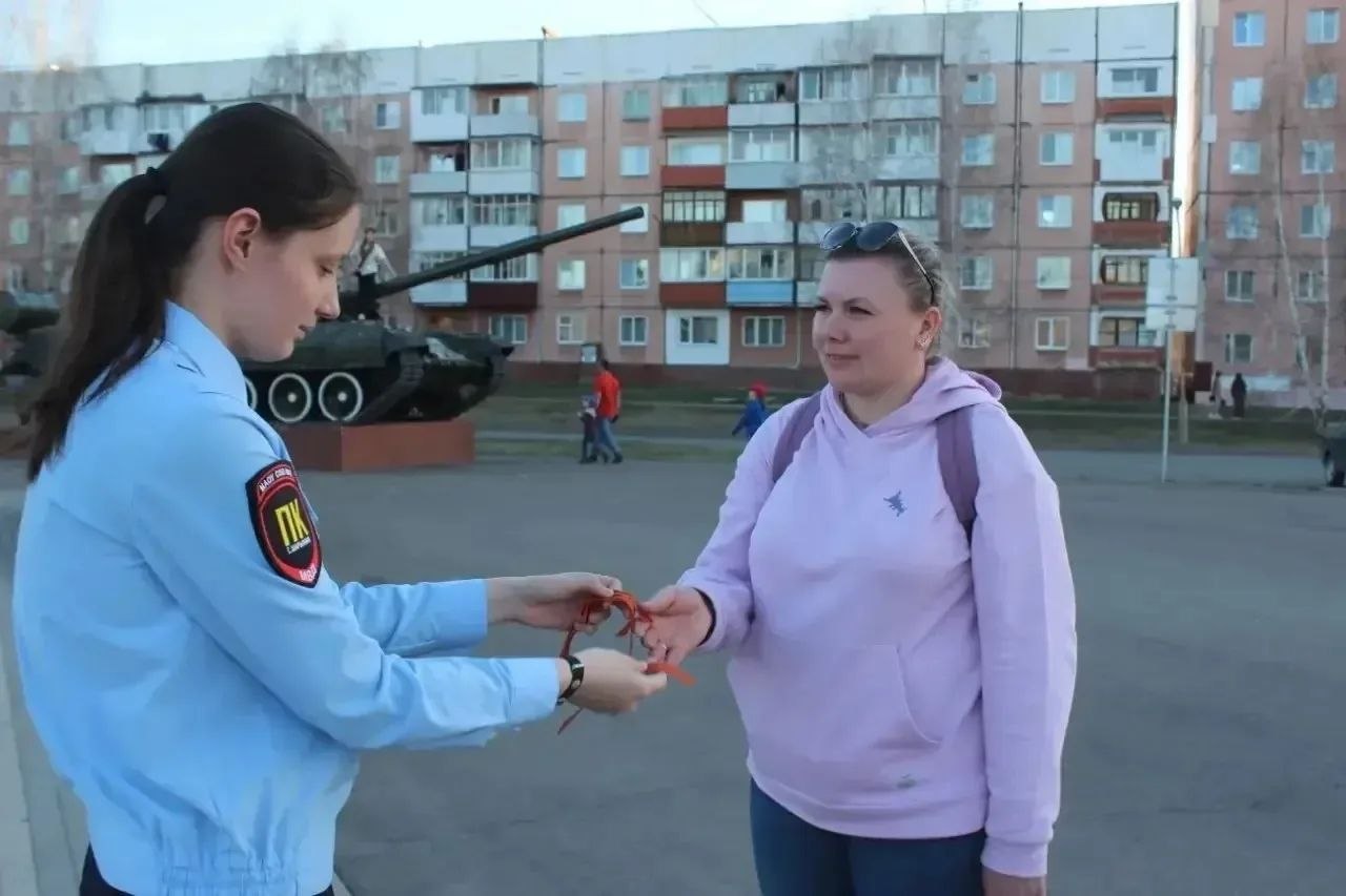 В Шарыпове полицейские, общественники и курсанты присоединились к акции «Георгиевская ленточка» В Шарыпове полицейские, общественники и курсанты присоединились к акции «Георгиевская ленточка»