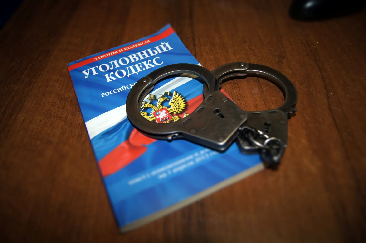Двое жителей Красноярска предстанут перед судом за кражу денег у своего знакомого