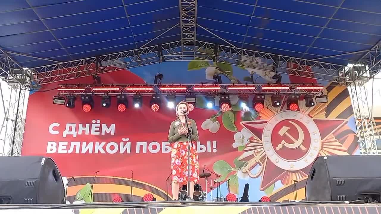 Руководитель отделения волонтёрской организации «Золотые руки ангела» Анна Стунжайте на концерте «Голос Победы» рассказала авторское стихотворение, идущее от самого сердца