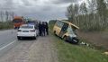 Школьный микроавтобус попал в аварию на трассе Тюмень – Омск