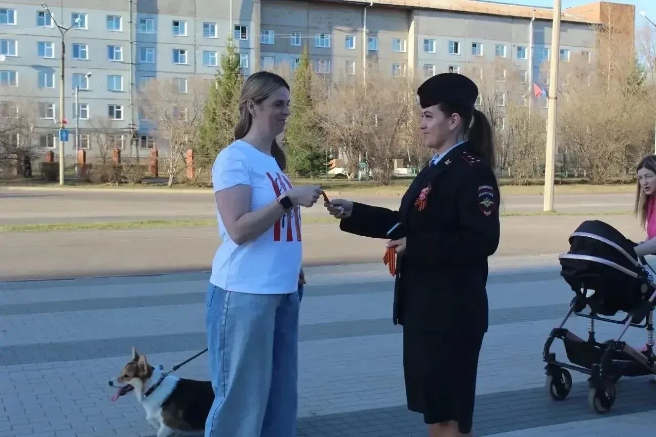 В Шарыпове полицейские, общественники и курсанты присоединились к акции «Георгиевская ленточка» В Шарыпове полицейские, общественники и курсанты присоединились к акции «Георгиевская ленточка»