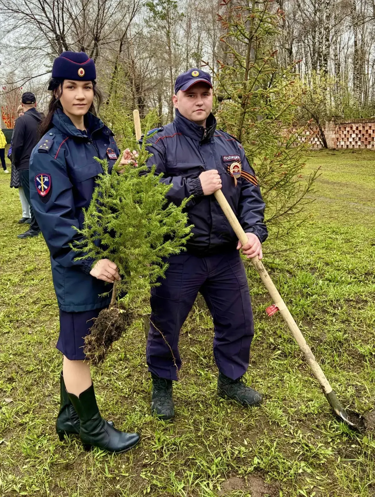 «Сад памяти»: ачинские полицейские и юнармейцы вместе высадили живую аллею героев!