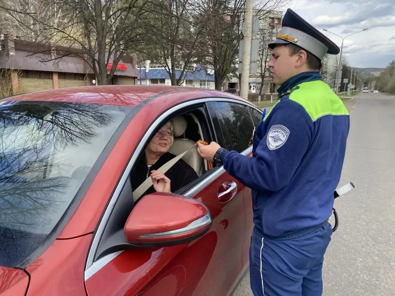 В честь 81-й годовщины Великой Победы полицейские, общественники и дружинники объединились для Всероссийской акции «Георгиевская ленточка»! В честь 81-й годовщины Великой Победы полицейские, общественники и дружинники объединились для Всероссийской акции «Георгиевская ленточка»!