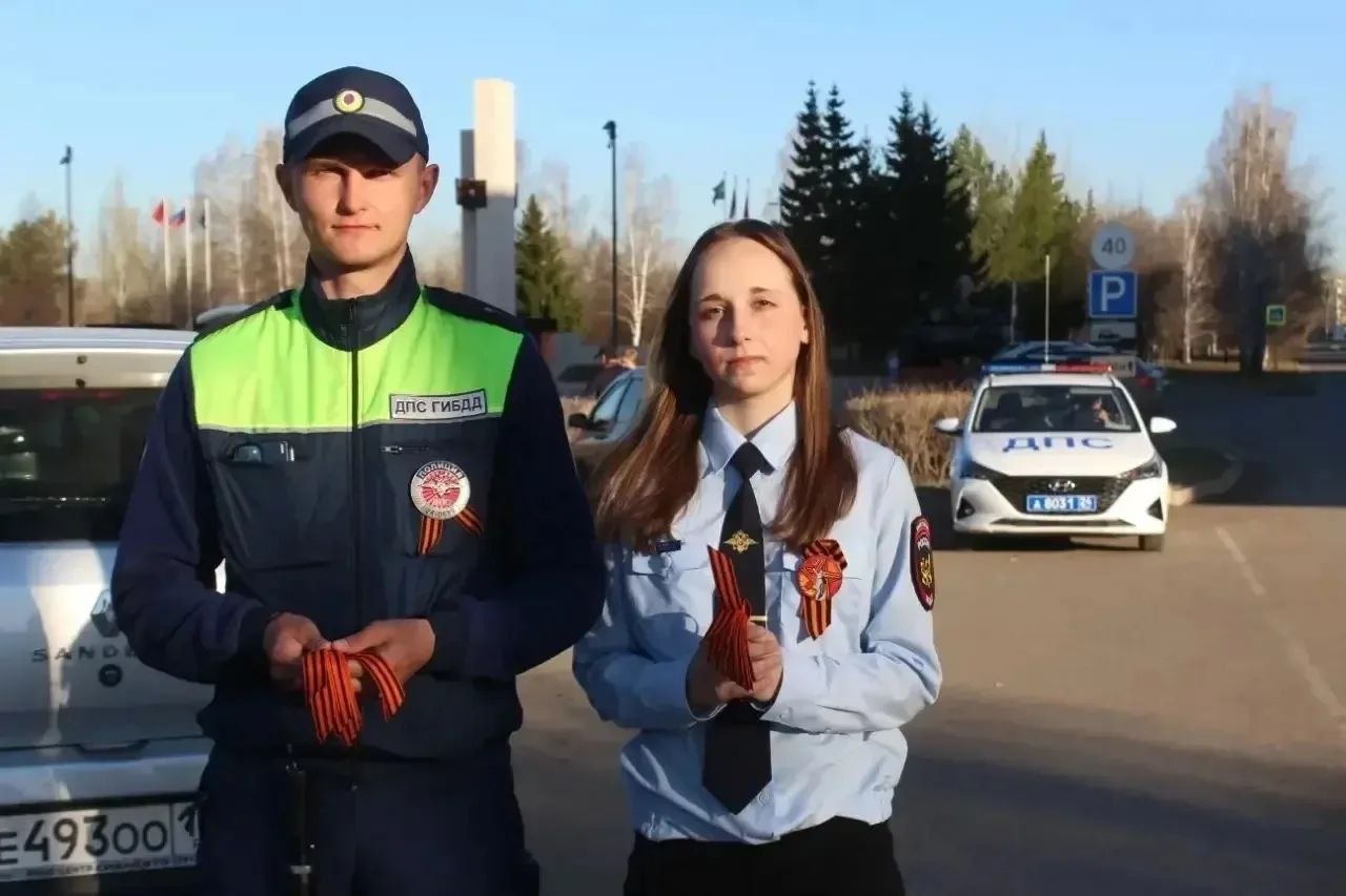 В Шарыпове полицейские, общественники и курсанты присоединились к акции «Георгиевская ленточка» В Шарыпове полицейские, общественники и курсанты присоединились к акции «Георгиевская ленточка»