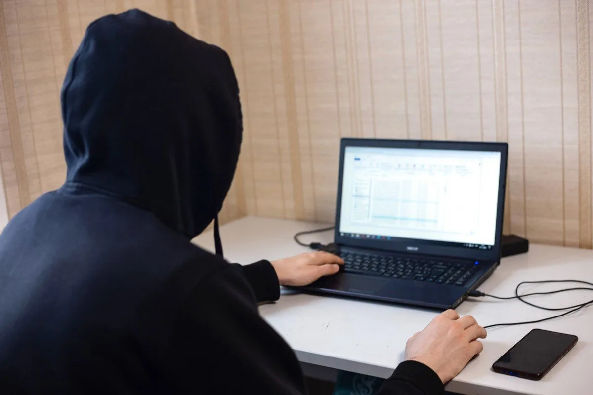 Пожилая женщина и ее внук из Курагинского муниципального округа лишились 5,6 миллионов рублей, став жертвами телефонных мошенников