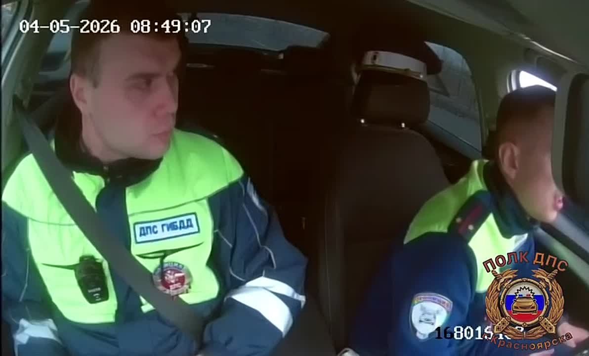 Красноярские сотрудники ДПС оказали помощь водителю с разряженным аккумулятором