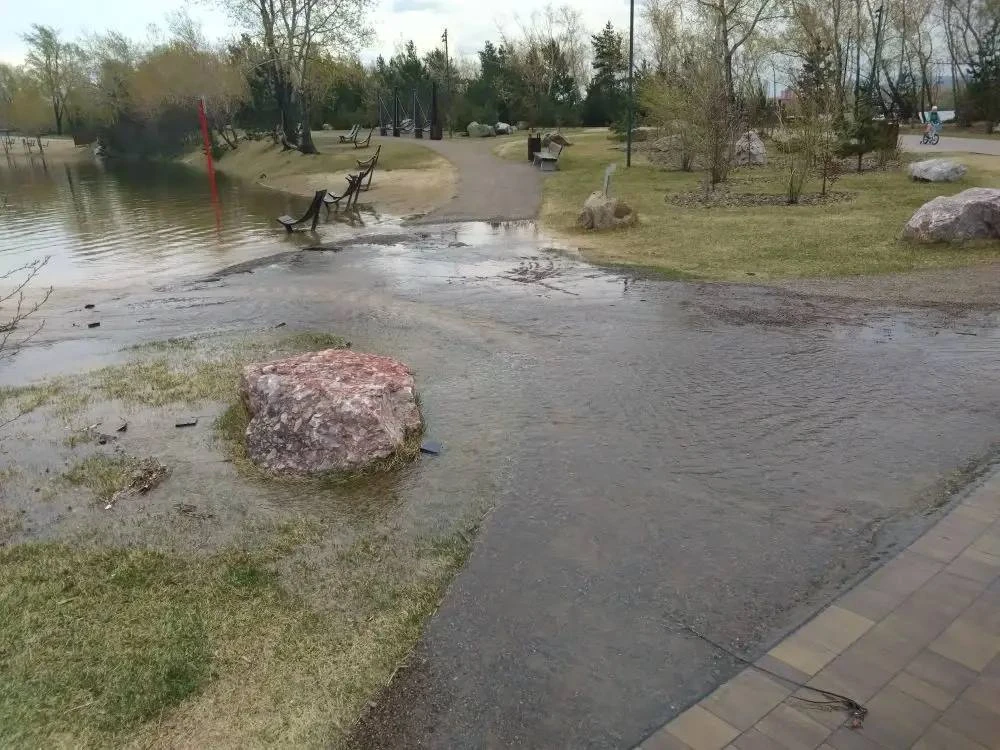 Из-за резкого подъема уровня воды в Енисее начало подтапливать городскую набережную Из-за резкого подъема уровня воды в Енисее начало подтапливать городскую набережную