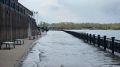 Из-за резкого подъема уровня воды в Енисее начало подтапливать городскую набережную