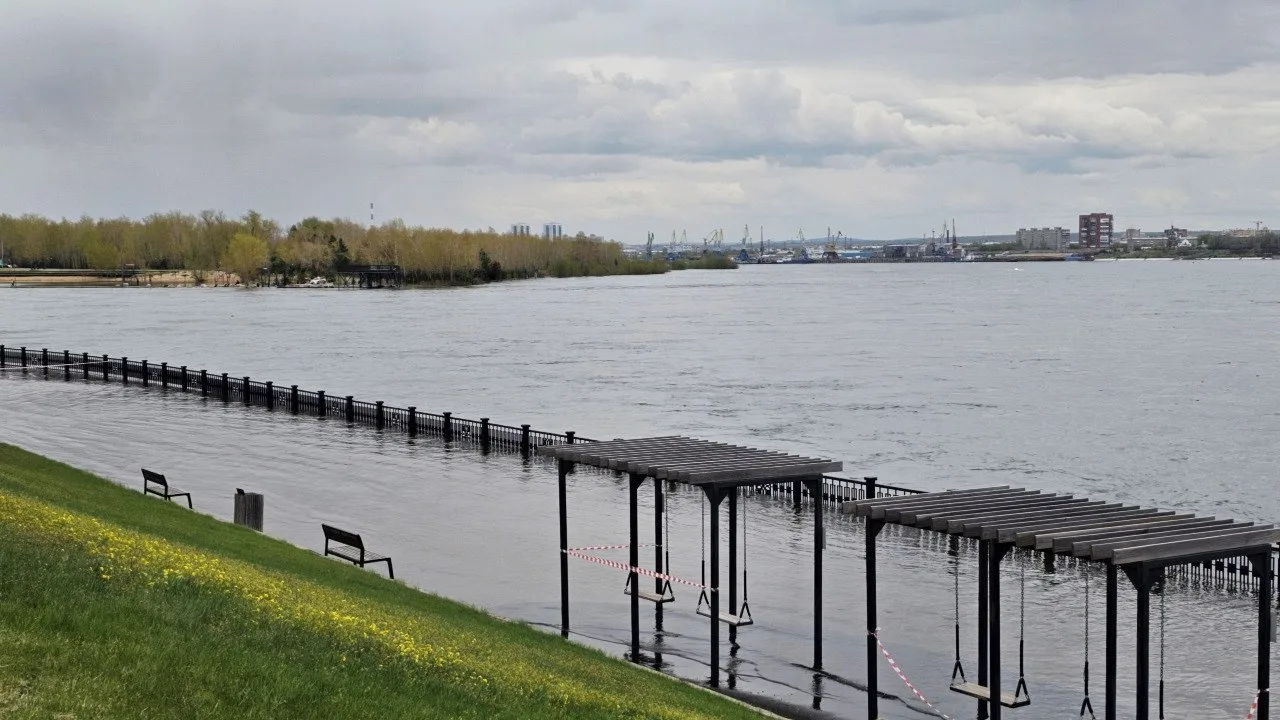 Из-за резкого подъема уровня воды в Енисее начало подтапливать городскую набережную Из-за резкого подъема уровня воды в Енисее начало подтапливать городскую набережную