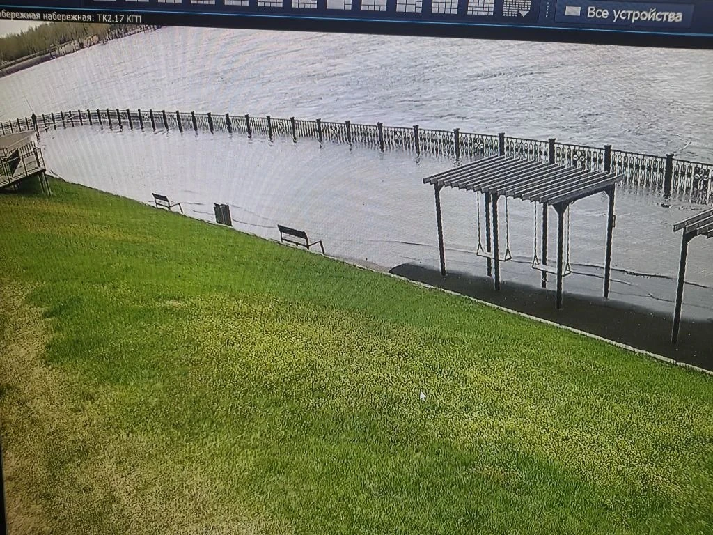 Из-за резкого подъема уровня воды в Енисее начало подтапливать городскую набережную Из-за резкого подъема уровня воды в Енисее начало подтапливать городскую набережную