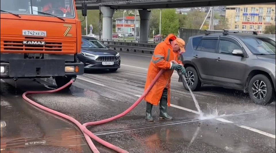 Приступили к мойке деформационных швов на мостах