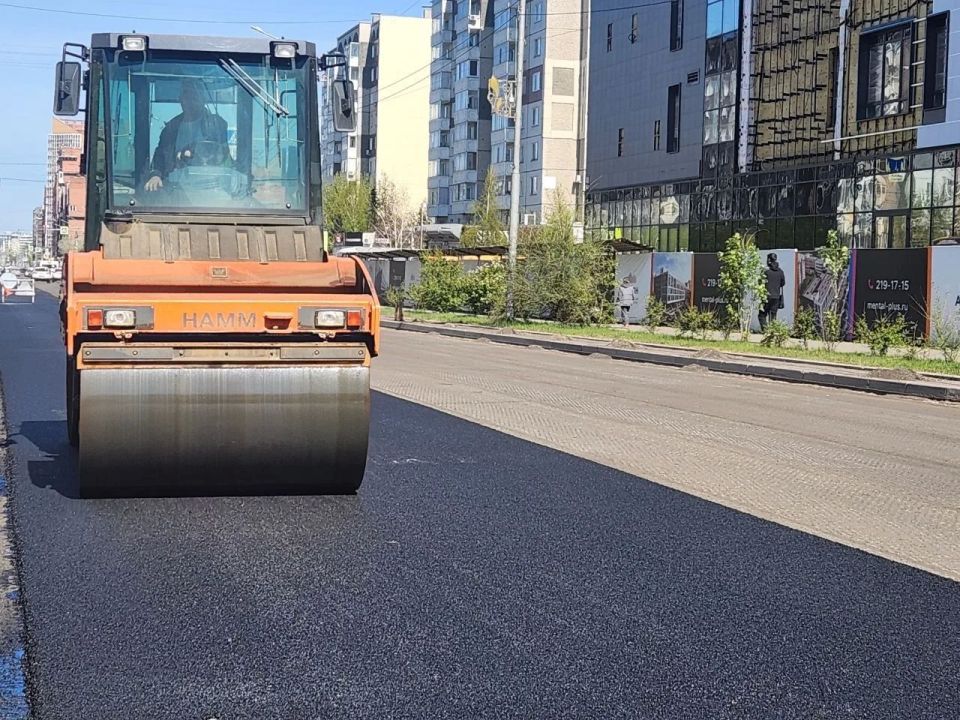 В Красноярске на улице 78-й Добровольческой бригады укладывают новый асфальт В Красноярске на улице 78-й Добровольческой бригады укладывают новый асфальт
