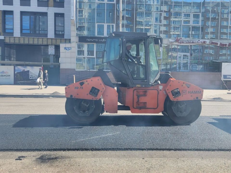 В Красноярске на улице 78-й Добровольческой бригады укладывают новый асфальт В Красноярске на улице 78-й Добровольческой бригады укладывают новый асфальт