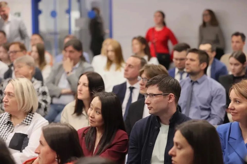 Михаил Котюков: Сегодня в рамках нашего нового формата - «Час красноярской науки» - встретился с учеными - участниками Школы Российского научного фонда Михаил Котюков: Сегодня в рамках нашего нового формата - «Час красноярской науки» - встретился с учеными - участниками Школы Российского научного фонда