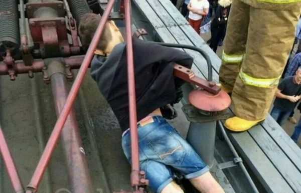 В БОГОТОЛЕ НА КРЫШЕ ВАГОНА ПОГИБ ПОДРОСТОК