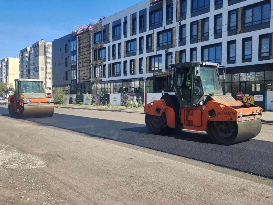 На 78 Добровольческой бригады в Красноярске укладывают асфальт