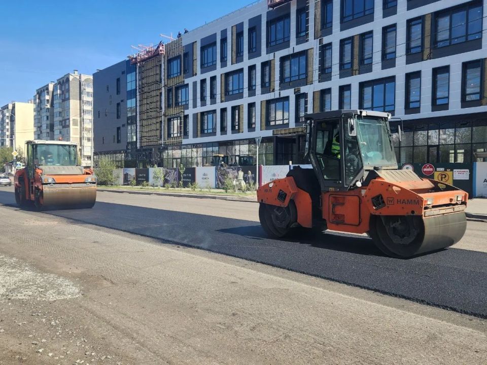 В Красноярске на улице 78-й Добровольческой бригады укладывают новый асфальт В Красноярске на улице 78-й Добровольческой бригады укладывают новый асфальт