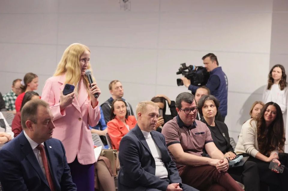 Михаил Котюков: Сегодня в рамках нашего нового формата - «Час красноярской науки» - встретился с учеными - участниками Школы Российского научного фонда Михаил Котюков: Сегодня в рамках нашего нового формата - «Час красноярской науки» - встретился с учеными - участниками Школы Российского научного фонда
