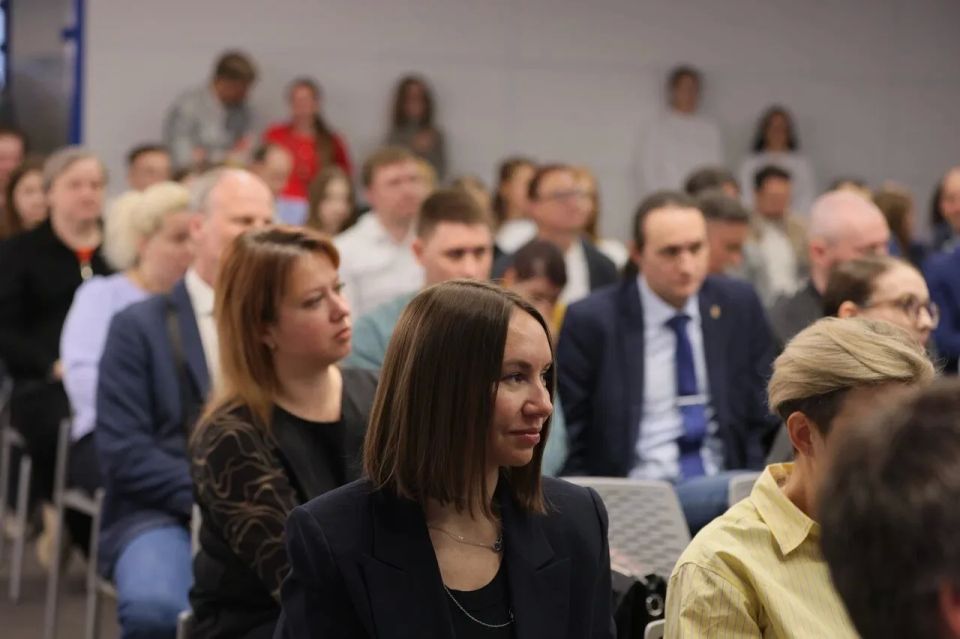 Михаил Котюков: Сегодня в рамках нашего нового формата - «Час красноярской науки» - встретился с учеными - участниками Школы Российского научного фонда Михаил Котюков: Сегодня в рамках нашего нового формата - «Час красноярской науки» - встретился с учеными - участниками Школы Российского научного фонда
