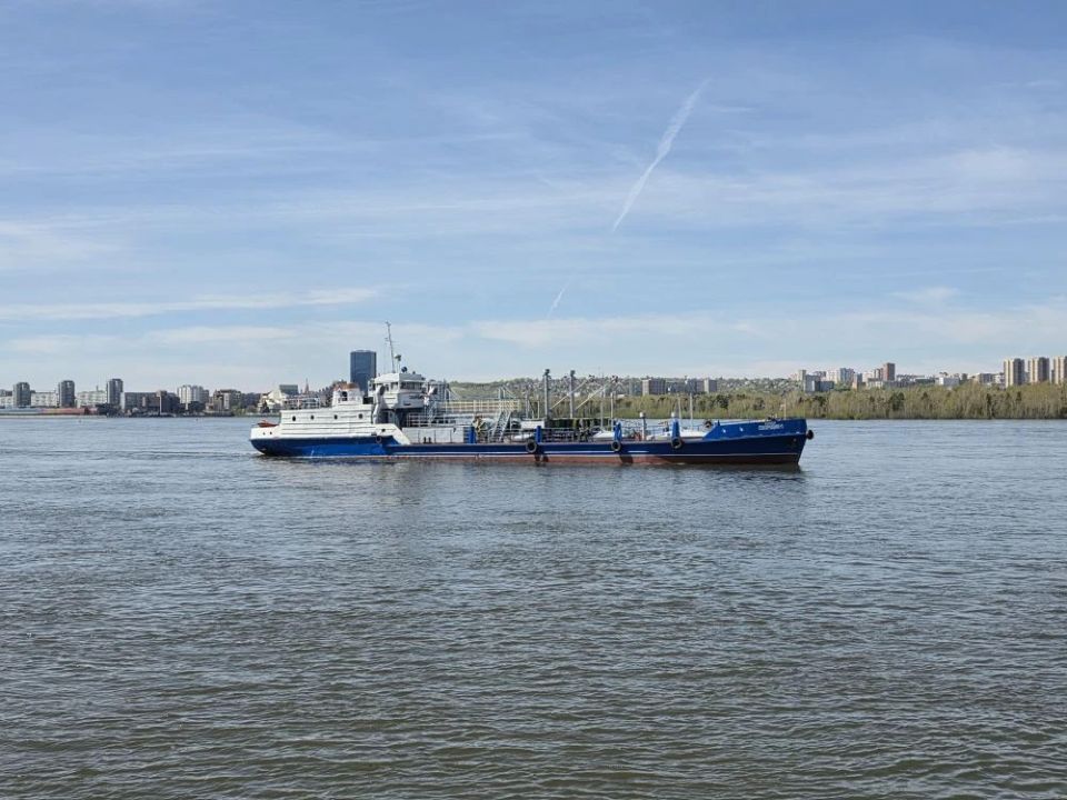 Уточки, сапы, баржа на Енисее за сквером Энтузиастов Уточки, сапы, баржа на Енисее за сквером Энтузиастов