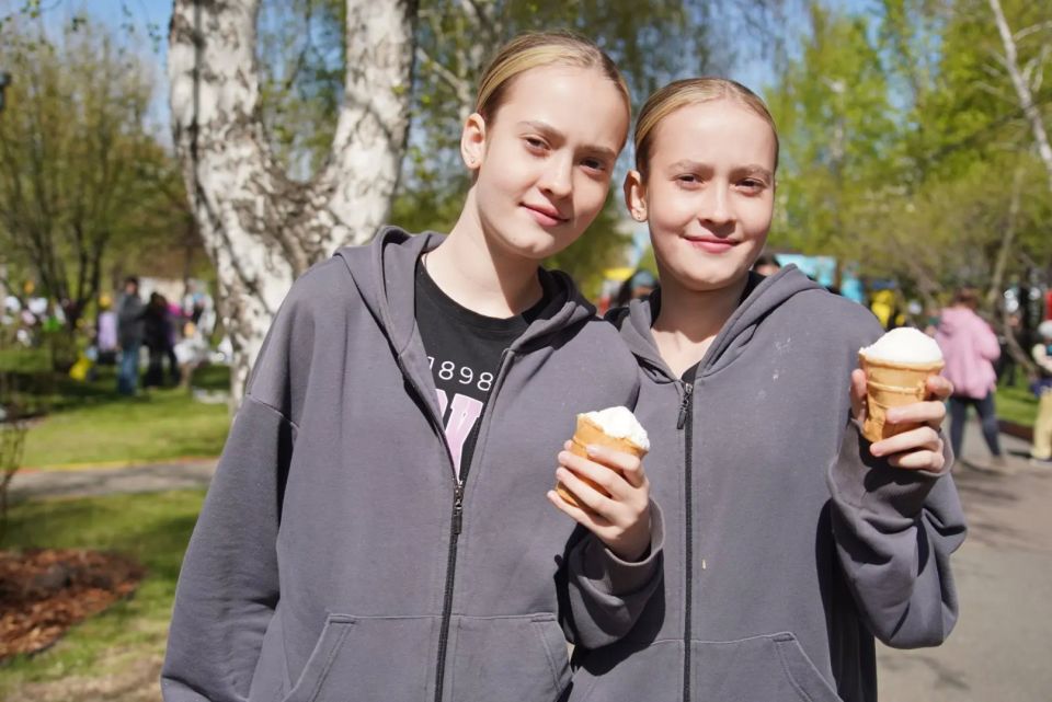 Как две капли воды: в Красноярске прошла трогательная большая встреча двойняшек и близнецов