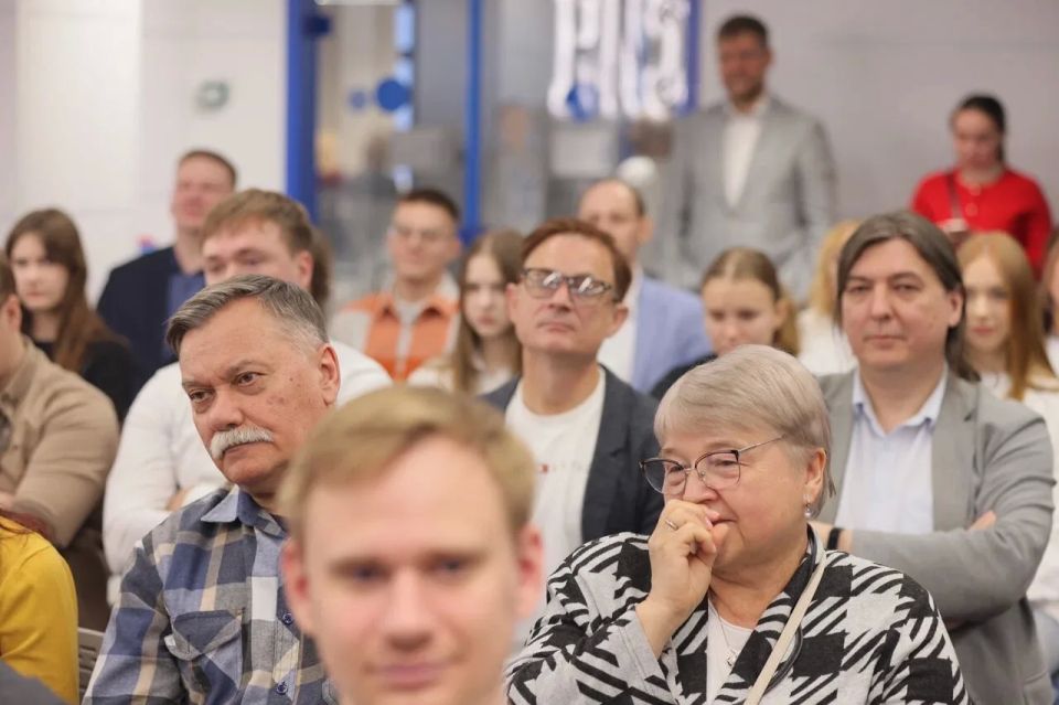 Михаил Котюков: Сегодня в рамках нашего нового формата - «Час красноярской науки» - встретился с учеными - участниками Школы Российского научного фонда Михаил Котюков: Сегодня в рамках нашего нового формата - «Час красноярской науки» - встретился с учеными - участниками Школы Российского научного фонда