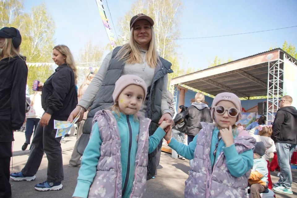 Как две капли воды: в Красноярске прошла трогательная большая встреча двойняшек и близнецов Как две капли воды: в Красноярске прошла трогательная большая встреча двойняшек и близнецов
