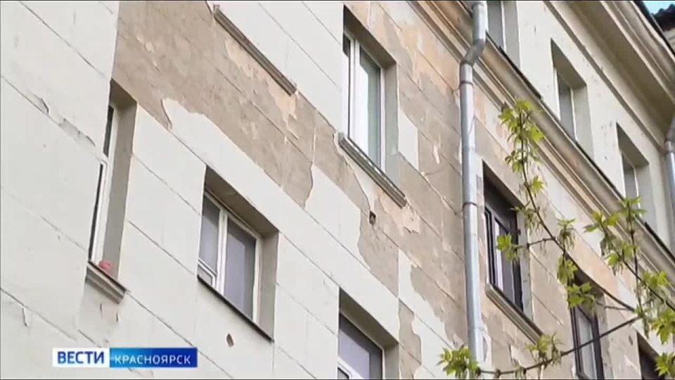 В Красноярске снова осыпается фасад исторического здания