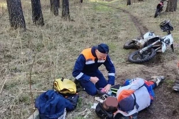 В Красноярске мотоциклиста эвакуировали на носилках с Торгашинского хребта