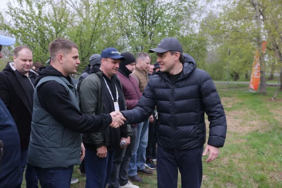 Михаил Котюков: Высадили яблони на Аллее памяти в Татышев-парке вместе с участниками программы «Сибирский характер» Михаил Котюков: Высадили яблони на Аллее памяти в Татышев-парке вместе с участниками программы «Сибирский характер»