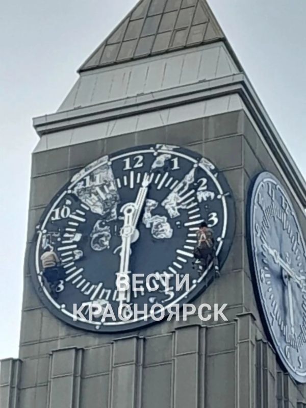 На главных городских часах Красноярска активно идёт ремонт