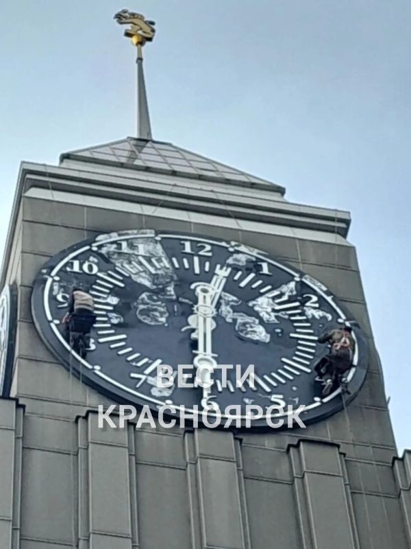 На главных городских часах Красноярска активно идёт ремонт На главных городских часах Красноярска активно идёт ремонт
