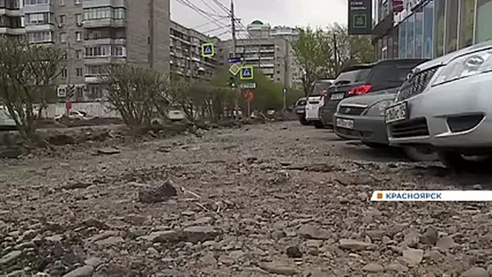 Жители домов на улице Кирова в Красноярске потеряли десятки парковочных мест