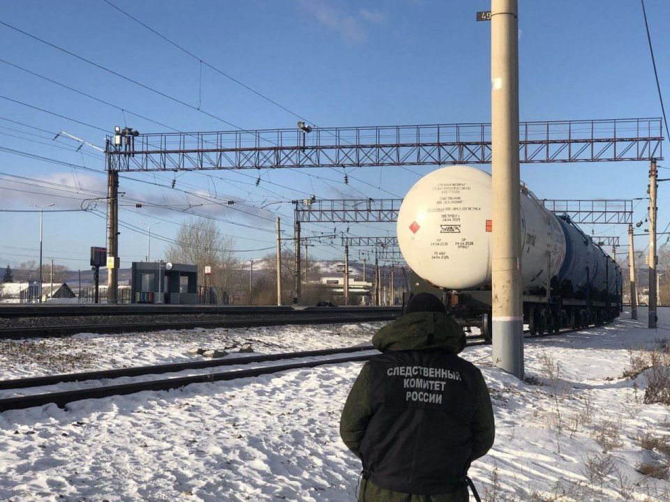 В Красноярском крае на станции Боготол несовершеннолетний залез на грузовой поезд и был убит электрическим током