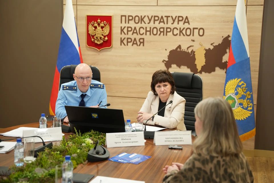 В преддверии Дня защиты детей первый заместитель прокурора края Артем Шибаков провел личный прием граждан по вопросам защиты прав несовершеннолетних