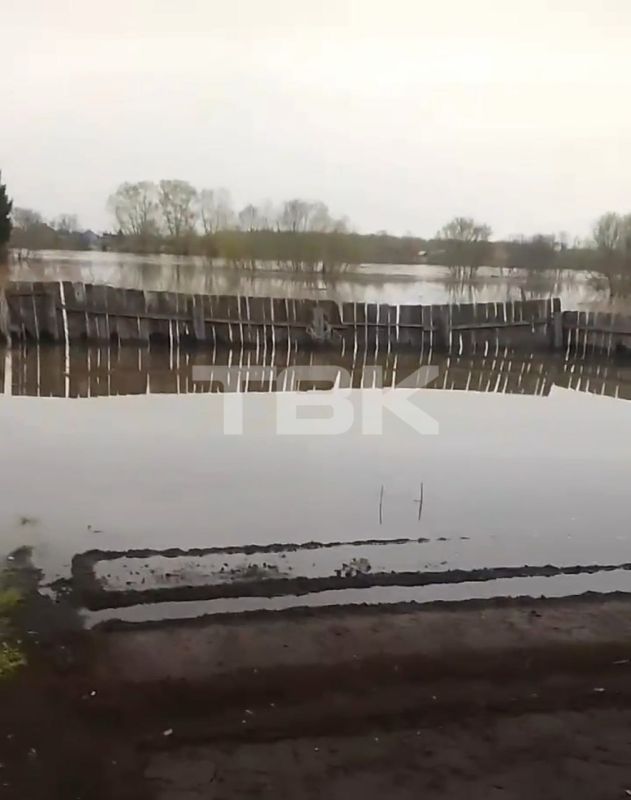 «Люди не спят и караулят воду»: река Чулым вышла из берегов и затопила участки в Балахте «Люди не спят и караулят воду»: река Чулым вышла из берегов и затопила участки в Балахте