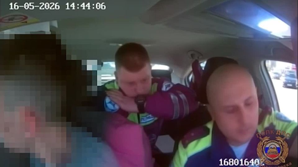 Задержанный гонщик на "Мерседесе" с липовыми номерами орал на полицейских и угрожал им увольнением