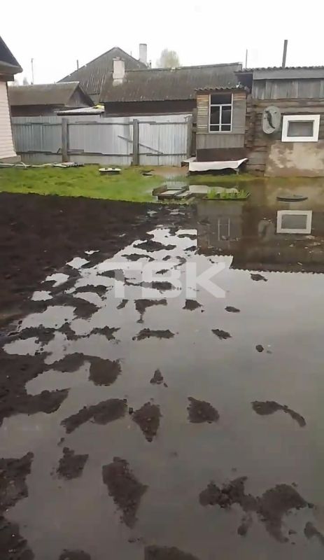 «Люди не спят и караулят воду»: река Чулым вышла из берегов и затопила участки в Балахте «Люди не спят и караулят воду»: река Чулым вышла из берегов и затопила участки в Балахте