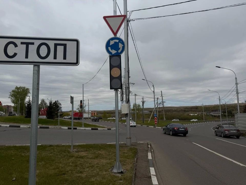 В Красноярске на кольцевой развязке на улице Калинина (около остановки «Стела „Октябрьский район“») заработали светофоры