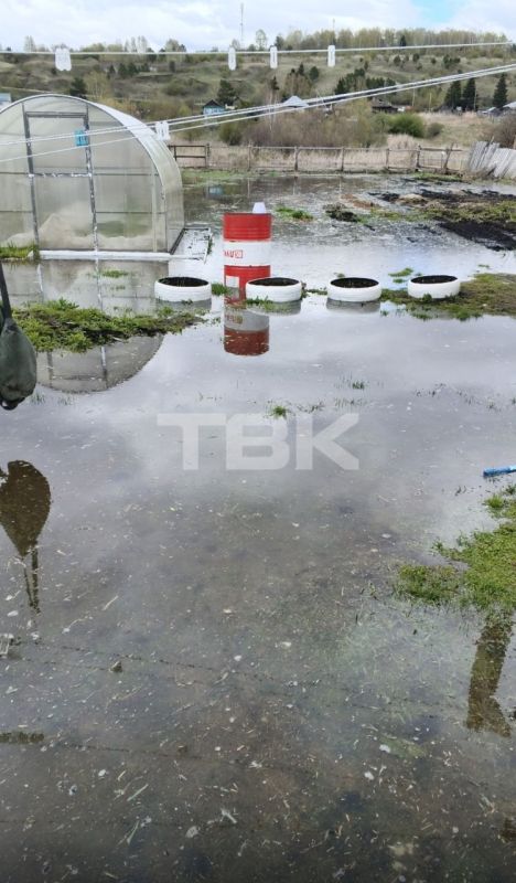 «Люди не спят и караулят воду»: река Чулым вышла из берегов и затопила участки в Балахте