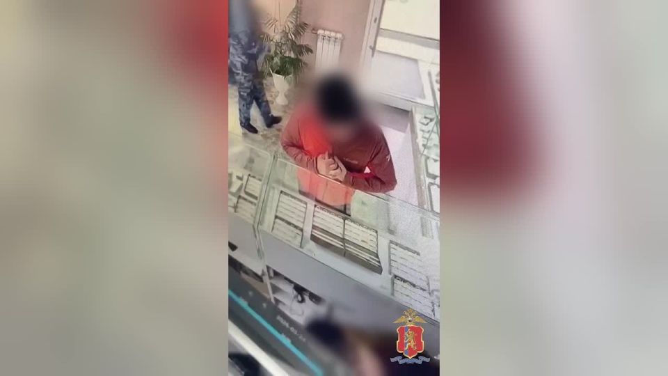 Переплавил всё золото в слитки: полицейские Красноярского края задержали в Санкт-Петербурге мужчину, подозреваемого в ограблении ачинского ювелирного магазина