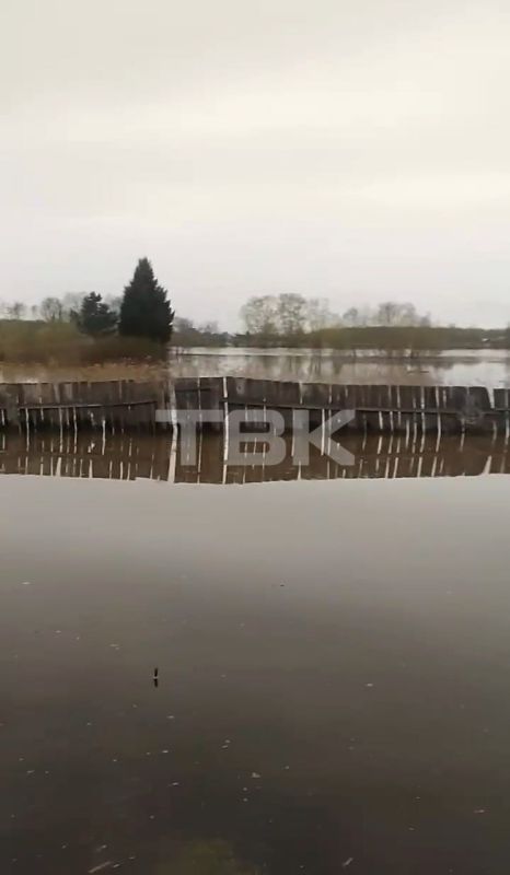 «Люди не спят и караулят воду»: река Чулым вышла из берегов и затопила участки в Балахте «Люди не спят и караулят воду»: река Чулым вышла из берегов и затопила участки в Балахте