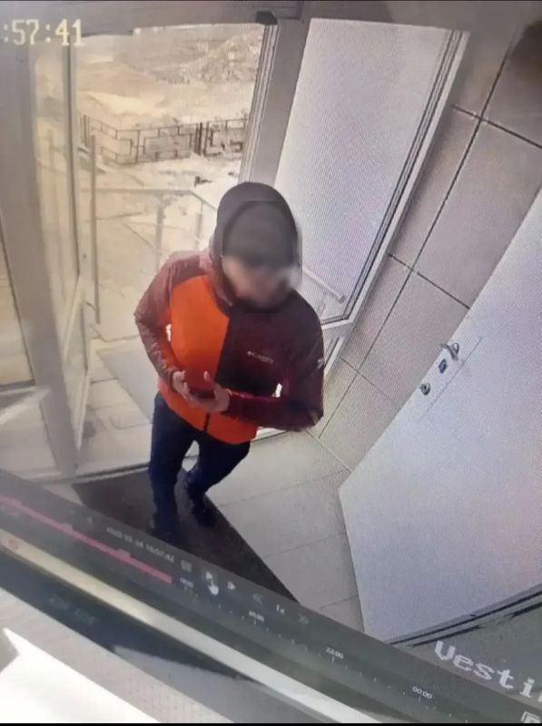 Переплавил всё золото в слитки: полицейские Красноярского края задержали в Санкт-Петербурге мужчину, подозреваемого в ограблении ачинского ювелирного магазина Переплавил всё золото в слитки: полицейские Красноярского края задержали в Санкт-Петербурге мужчину, подозреваемого в ограблении ачинского ювелирного магазина